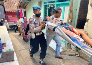 Salut, Polisi bersama TNI dan Relawan di Malang Kompak Bantu Warga Korban Laka Lantas