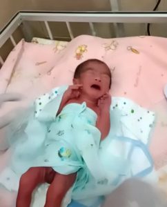 Warga Talango Sumenep Geger, Sosok Bayi Mungil Ditemukan Didalam Tas Tenteng Warna Biru