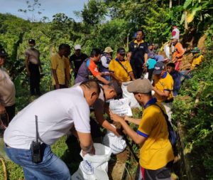 Polisi di Jember Bantu Petani Perbaiki Talang Air Atasi Masalah Irigasi