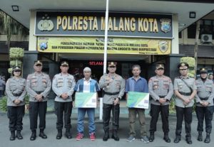 Polresta Malang Kota Bantu Para Sopir Angkot Dengan Kartu BPJS Ketenagakerjaan