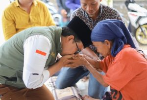 SAMBANGI KORBAN KEBAKARAN, BUPATI PAMEKASAN BERI BANTUAN DAN RUMAHNYA AKAN SEGERA DIBANGUN