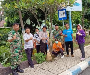 Wujud Kebersamaan dan Cinta Lingkungan, Bhabinkamtibmas Kelurahan Ploso Ajak Siswa Siswi Bersihkan Lingkungan Sekolah