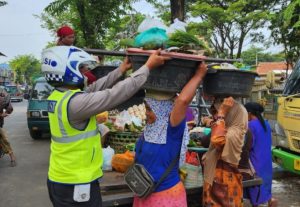 Bantu Warga, Wujud Polres Pamekasan Selalu Hadir di Tengah Masyarakat