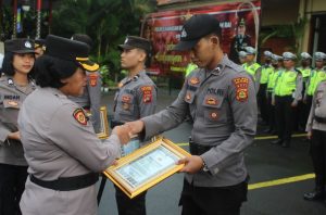 Kapolres Bandara Pimpin Upacara Kenaikan Pangkat Pengabdian dan Pemberian Penghargaan Anggota Berprestasi