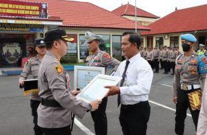 Personil Polres Karangasem Menerima Penghargaan “Pelayanan Publik” dari Bupati Karangasem