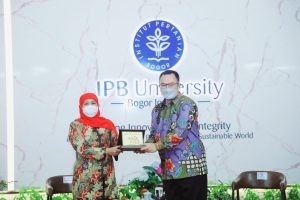 Hadiri Pelantikan Rektor IPB, Gubernur Khofifah Harap Kerjasama dengan Jatim Semakin Kuat