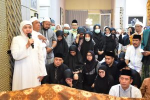 Gubernur Khofifah Sampaikan Duka Cita Mendalam atas Wafatnya H. Urip Suwondo, Ayahanda Eri Cahyadi