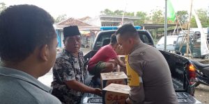 Dukung Aktifitas Keagamaan, Polsek Klampis Polres Bangkalan Sumbang Air Mineral