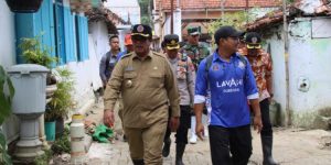 Bersama Forkopimda, Kapolres Bangkalan Bagikan Sembako Kepada Korban Banjir Arosbaya – Blega