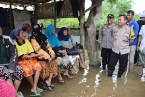 Ikut Berbagi Rasa, Kapolres Bangkalan Bagi Sembako Kepada Korban Banjir di Arosbaya