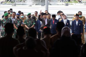 RATUSAN PPS PEMILU 2024 RESMI DILANTIK, WALI KOTA ERI AJAK WARGA SURABAYA GUNAKAN HAK PILIHNYA