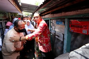 PENEMPELAN STIKER KELUARGA MISKIN DI SURABAYA SUDAH 79 PERSEN, KADINSOS: ADA YANG MENOLAK DAN BANYAK PULA YANG MINTA DITEMPEL