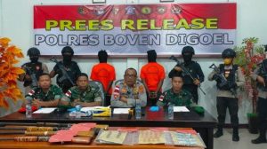 Aparat Gabungan TNI-Polri Berhasil Tangkap 2 Warga Penyuplai Senjata ke KKB