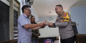 Hari Pers Nasional 2023, Kapolres Kediri Kota Polda Jatim Potong Tumpeng Bersama di Kantor PWI