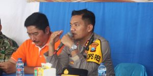 Kapolres Sampang Dukung Program Kades Pacangga’an Selamatkan Generasi Muda Dari Bahaya Narkoba Saat Jum’at Curhat