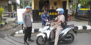 Masuk Polres Sampang Wajib Ikuti Pengecekan Suhu Badan Antisipasi Penyebaran Covid-19