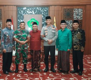 MOMEN KEDEKATAN BUPATI PAMEKASAN DENGAN KH. MARZUQI MUSTAMAR, JADI PENERJEMAH BAHASA MADURA