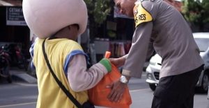 AKBP Siswantoro Bagikan Sembako Di Jalan Raya Saat Menuju Lokasi Acara Jum’at Curhat