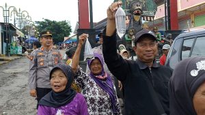Polisi Berbagi Ikan Cupang untuk Warga di Ponorogo, Cegah Demam Berdarah