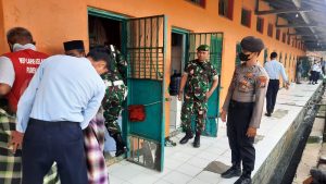 Bersama TNI POLRI, Lapas Pamekasan Laksanakan Giat Razia Kamar Hunian