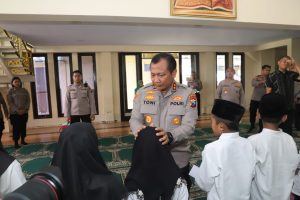 Kunjungi Polres Mojokerto, Kapolda Jatim Berikan Santunan Anak Yatim