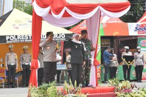 Gubernur Khofifah Pimpin Apel Gelar Pasukan Puncak Harlah Satu Abad NU