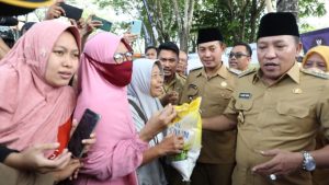 Stabilkan Harga, Bupati dan Wabup Sampang Fasilitasi Operasi Pasar Beras Murah