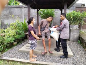 Seorang Polisi di Polsek Menyisihkan Sedikit Rezeki untuk Panti Asuhan