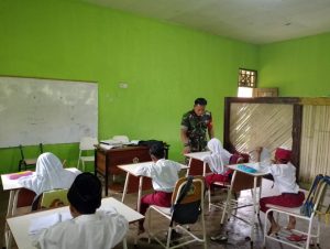 Peduli Dengan Dunia Pendidikan, Babinsa Tambak Menjadi Guru Bagi Siswa SDN 375 Gresik.