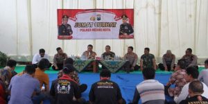 Polres Kediri Kota Gelar Jumat Curhat, Vaksinasi dan Pengobatan Gratis di Wilayah Kecamatan Mojo
