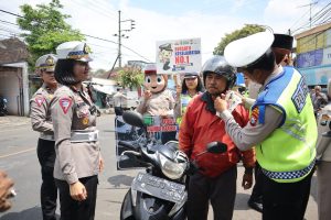 Polres Malang Berbagi Helm Gratis untuk Pengendara Motor di Operasi Keselamatan Semeru 2023