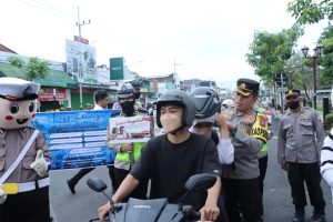 Bagikan Helm untuk Pengendara Motor, Kapolres Nganjuk: Utamakan Keselamatan