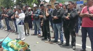 Minta Kakanwil Kemenkumham Jatim Tegas Copot Kalapas, Karutan, KPLP dan KPR, Ratusan Masa Aksi Gelar Shalat Jenazah
