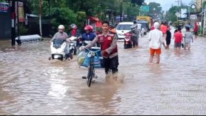 Polres Ponorogo Siagakan Personel 24 Jam Bantu Tangani Banjir