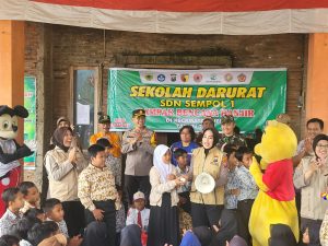 Polres Bondowoso Turunkan Tim Trauma Healing di Sekolah Darurat Terdampak Banjir