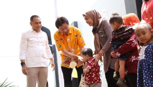 JADI PELOPOR ORANG TUA ASUH ANAK STUNTING, WALI KOTA ERI CAHYADI BERIKAN PENGHARGAAN KE PT SUSANTI MEGAH