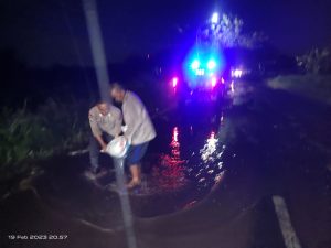 Prihatin Kondisi Jalan Rusak, Polri Bantu Perbaiki Jalan