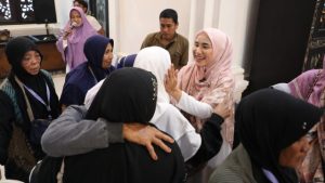 Ketua TP PKK Sampang Sambut Penuh Haru Kedatangan 14 Dhuafa yang Diberangkatkan Umrah Gratis
