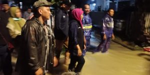 Kapolsek Driyorejo Dampingi Gubernur Jawa Timur Tinjau Lokasi Banjir