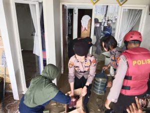 Polres Gresik Membantu Membersihkan Rumah Warga Terdampak Banjir