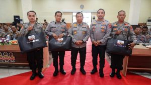Kunker ke Jombang, Kapolda Jatim Beri Penghargaan Personel Berprestasi dan Kunjungi Ponpes Tebuireng
