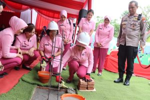 Ketua Pengurus YKB Daerah Jatim Letakan Batu Pertama Pembangunan TK Kemala Bhayangkari 66