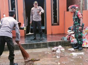 Polisi Bersama Tiga Pilar Bantu Perbaiki Rumah Warga Akibat Angin Kencang di Trenggalek