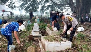 Sinergitas, Polisi bersama TNI dan Masyarakat Laksanakan “Gugur Gunung” di TPU