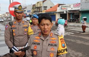 Polres Ponorogo Berbagi Helm, Coklat dan Buku Tulis Gratis di Ops Keselamatan Semeru 2023