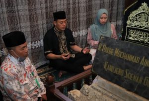 Akhir Pekan, Kapolres Gresik Ziarah Makam Wali Doakan Gresik Aman dan Kondusif