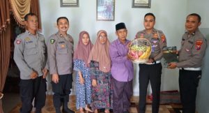 Kapolres Gresik Tinjau Kesehatan Orang Tua Almarhum Hidayatus Tsania