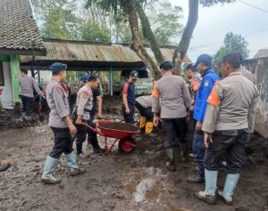 Sinergi, Polisi Bersama TNI dan Warga Bersih – bersih Pasca Banjir di Bondowoso