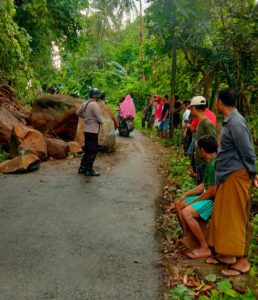 Gerak Cepat TNI-Polri Tambak Membersihkan Tanah Longsor