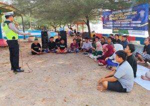 Humanis, Polisi Sosialisasi Ops Keselamatan Semeru 2023 di Area Wisata Pamekasan
